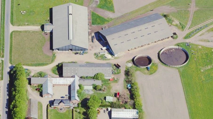 Køberen af Fanknergården overtager en økologisk bedrift med cirka 220 årskøer, cirka 173 hektar jord og et moderne staldanlæg. 