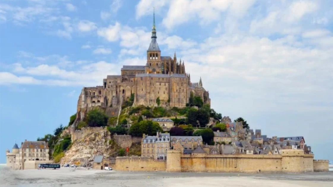 Mont Saint Michel er et kloster, der er åbent for besøgende og ligger på en lille klippeø tæt på Frankrigs kyst i Den Engelske Kanal.