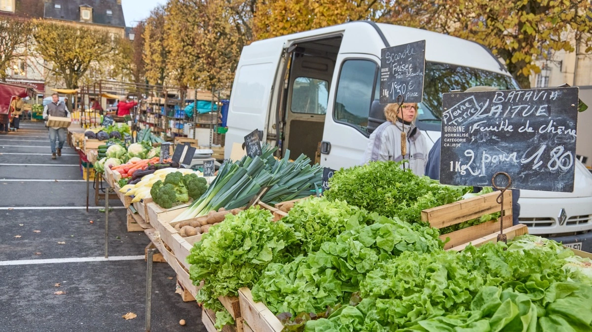 Frankrig er rig på torvehandel i byerne, hvor landmænd og gartnere kan sælge deres produkter som her.