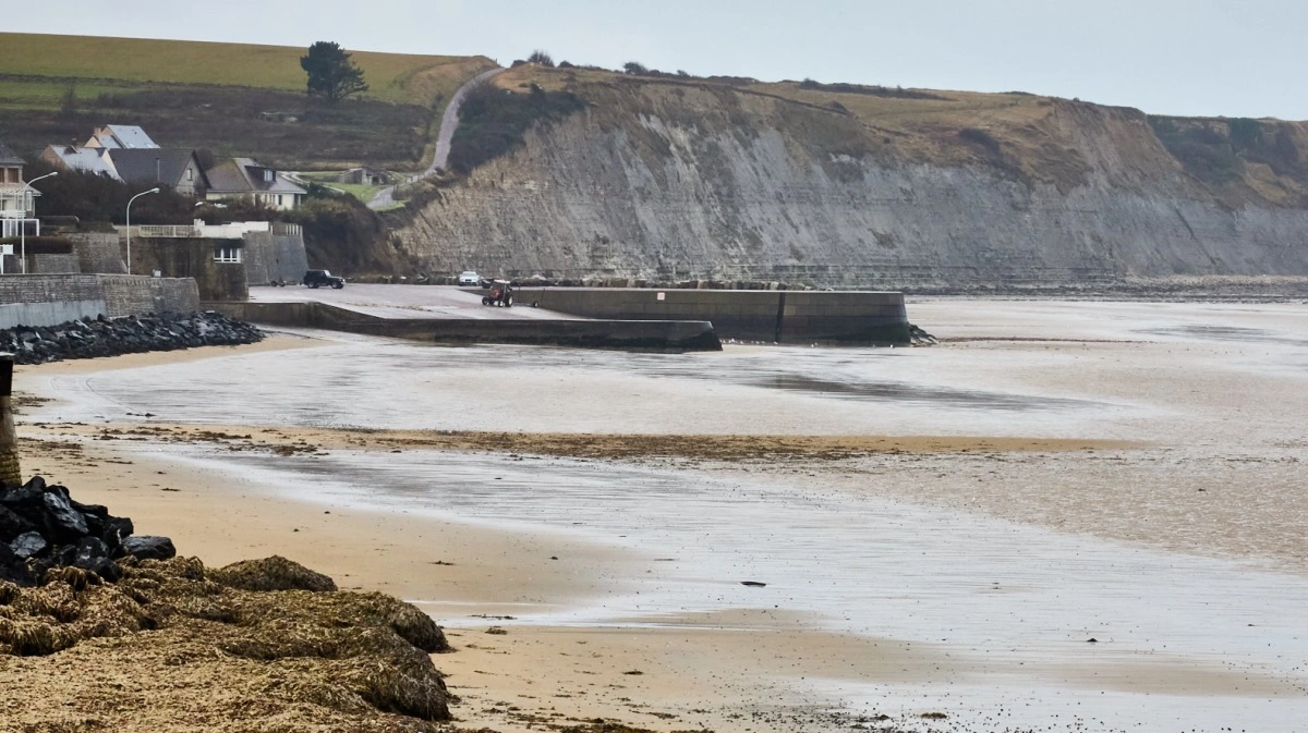 Et kig hen langs Omaha Beach, hvor de allierede tropper gik i land for at nedkæmpe den tyske besættelse.