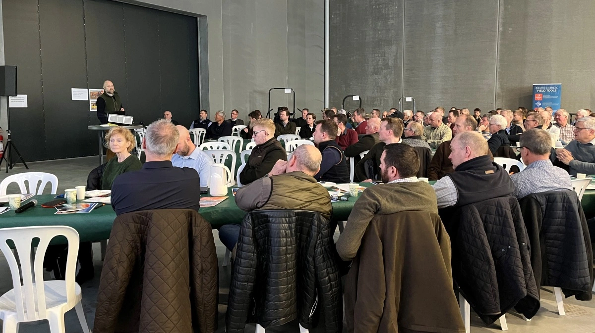 Driftsleder på Barsebäck Gods i Sydsverige, Nicolai Holst (stående til venstre), orienterede om forholdene for de svenske landmænd, der har markant bedre betingelser end de danske kollegaer. Foto: Jesper Hallgren
