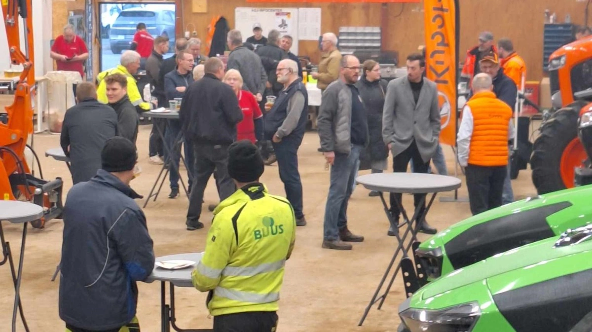 Der er både grønne og orange traktorer at se nærmere på, når Brdr. Toft holder åbent hus på torsdag. Fotos: Brdr. Toft