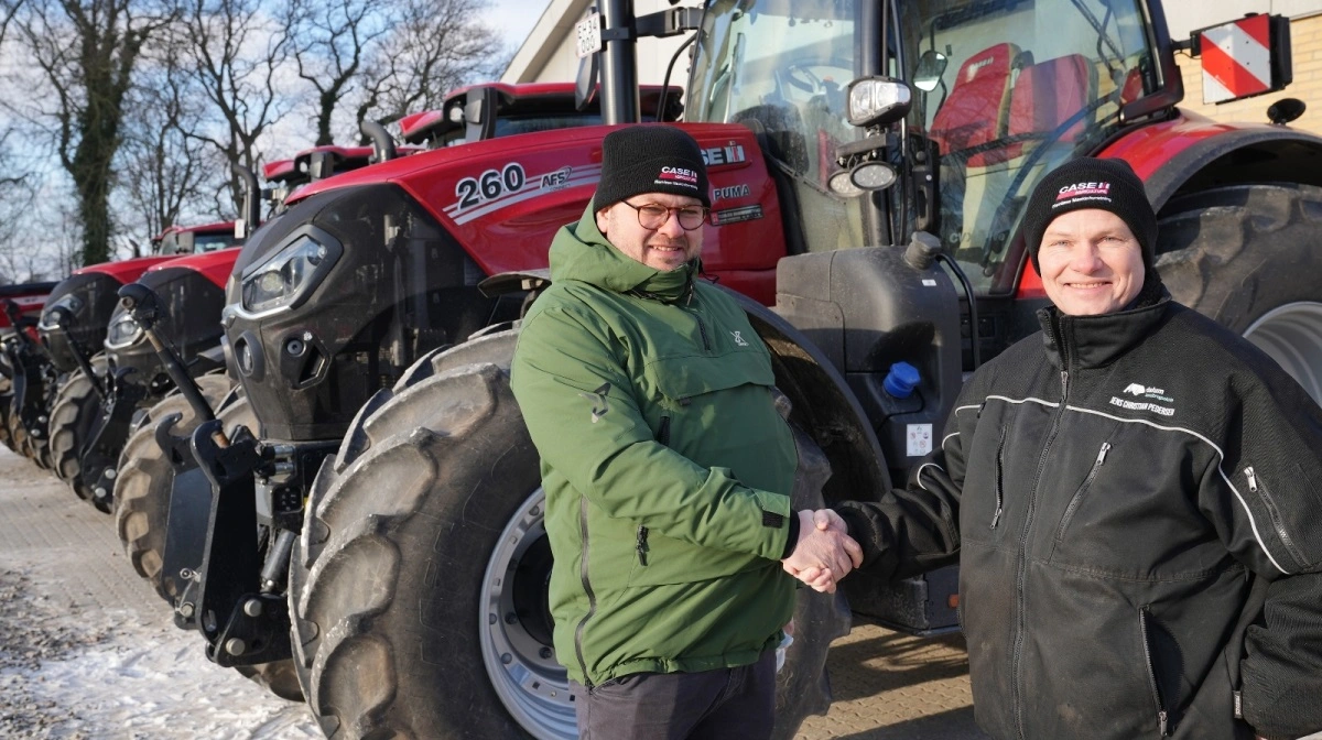 Fire nye Case IH-traktorer er nu overdraget til Korinth Landbrugsskole. Her ses Roberth Krogaard (tv) fra Flemløse Maskinforretning sammen med Jens Christian Pedersen fra Korinth Landbrugsskole ved overdragelsen. Privatfoto