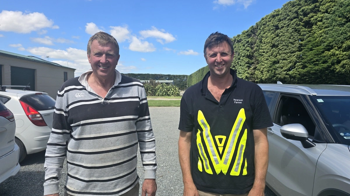 Ross Hewson med sin søn, Joel Hewson, der er fuldtid med i driften som Operations Manager. Læs mere om farmen på hewsonfarms.co.nz. Fotos: Jørgen P. Jensen