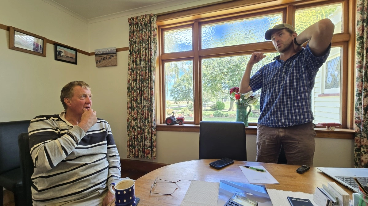 Også svigersøn Andrew Scott er med i driften som Farm Manager - her på det travle kontor.