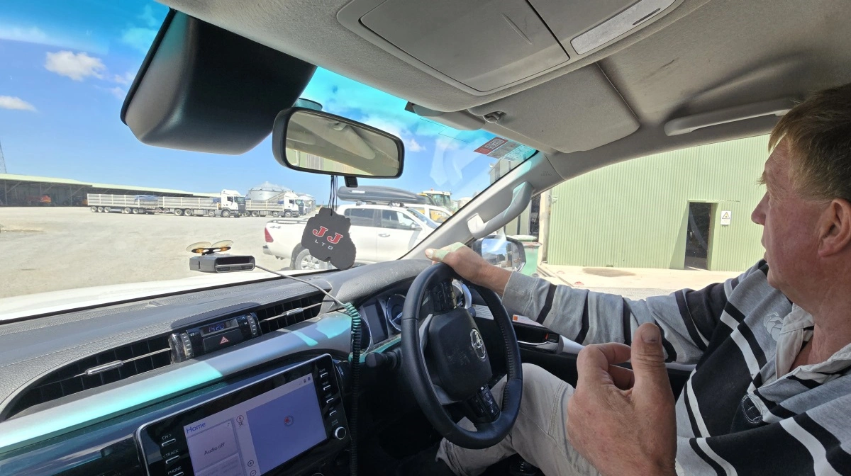 På vej rundt i bil viser Ross Hewson blandt andet deres flåde af trucks, som skal i gang med at køre det nyhøstede græsfrø.