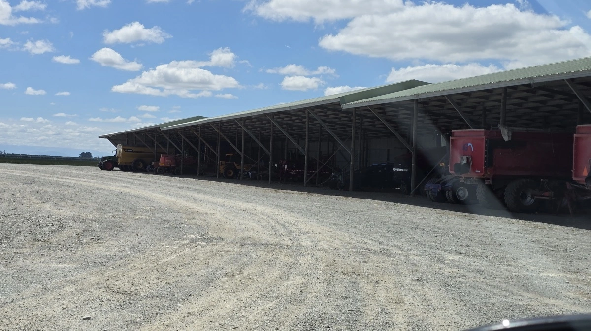 - Økonomien er virkelig svær i øjeblikket. Maskinomkostningerne er stukket helt af, og indtjeningen er slet ikke fulgt med, fortæller Ross Hewson.