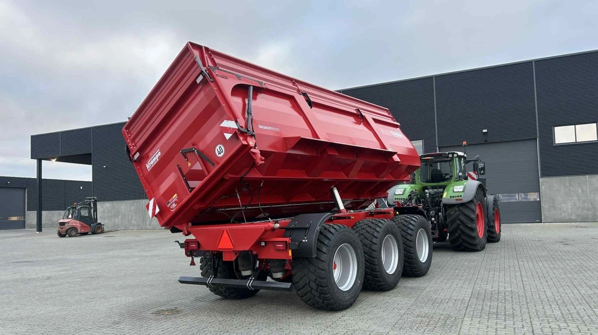 Sidetip giver Søren Pedersen mulighed for at læsse af i bygninger med lav højde, og omstillingen til bagtip er simpel. Foto: TBS Maskinpower