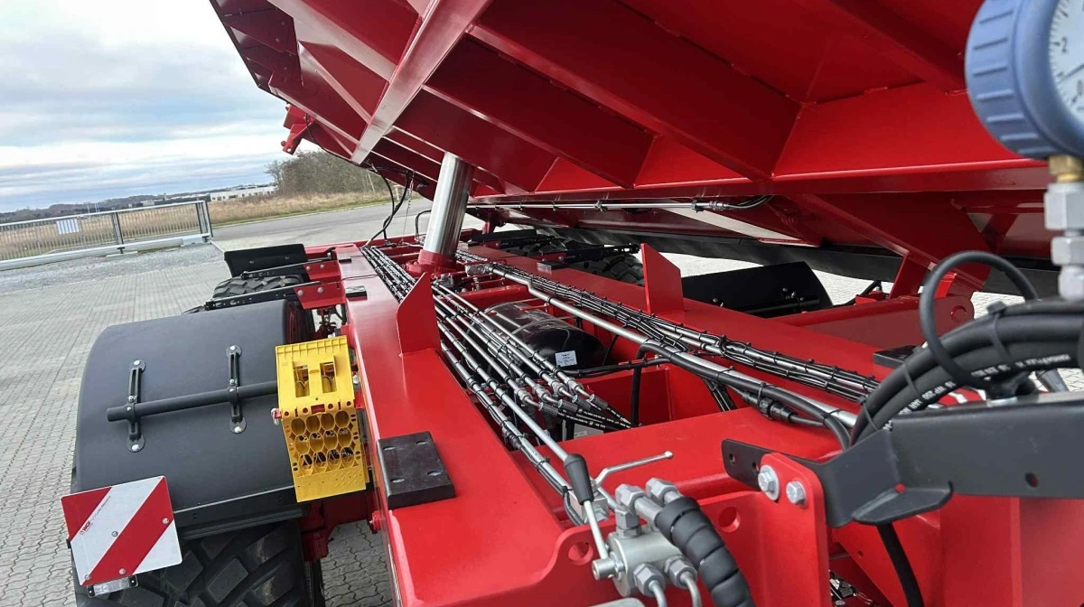 Vognen er udstyret med tvangsstyring. Bagerst ses hullet, hvor der placeres en bolt, når vognen skal omstilles til bagtip.