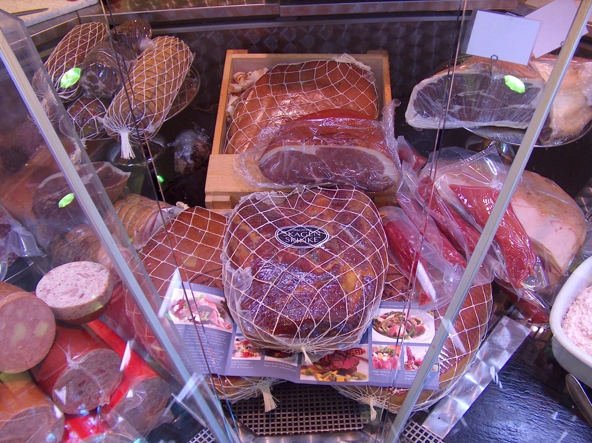 »Slagterens Smørrebrød & Delikatesse« på Amager og »Slagter Carlsen« i Støvring har været ramt af hærværk, trusler og intimidering fra aktivister, men en demokratipakke skærper nu straffen for chikane mod slagtere. Arkivfoto: Anne Marie Glistrup