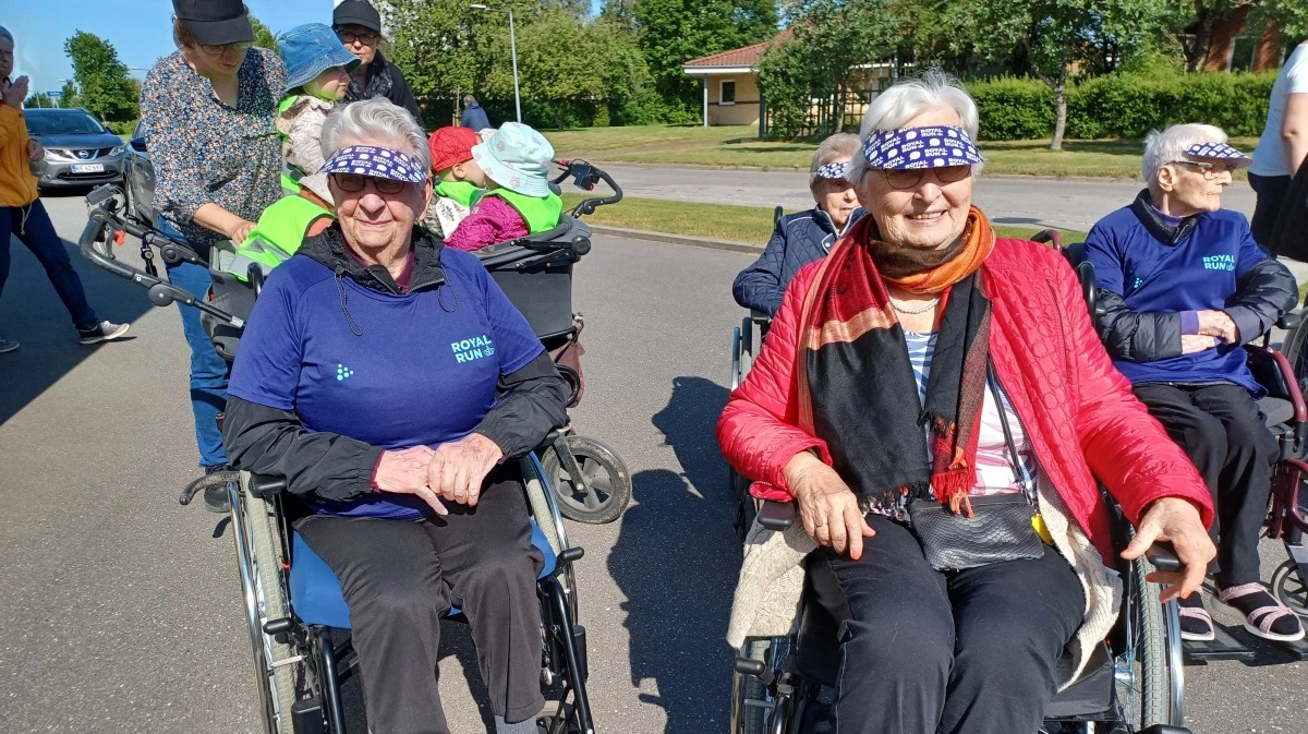 Sundhedslandsbyen Nørager har koblet sig på Royal Run-bølgen og lavet Nøragers egen version af løbet. Nøragers Royal Side Run er for alle – lige fra børn i dagplejen og til ældre på friplejehjemmet. Alle mødes i løbesko for at gå, løbe eller rulle med rollatoren rundt på stisystemet. På den måde har Nørager fået sin egen folke-løbe-fest. Foto: Landdistrikternes Fællesråd
