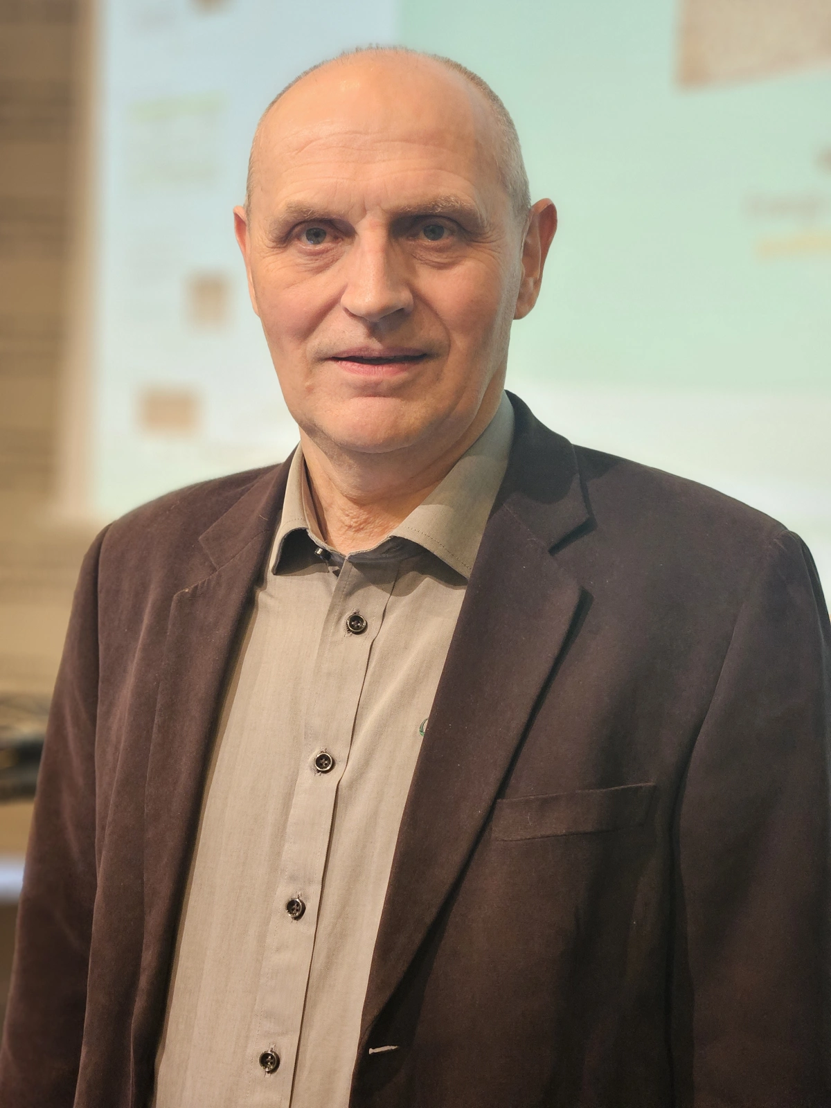 Rådgiver fra FHAgro Gunnar Schmidt gavn forleden gode råd til, hvor man skal have fokus, og hvad der kan gøres for optimal lagring af kvalitetskartofler. Foto: Henriette Lemvig