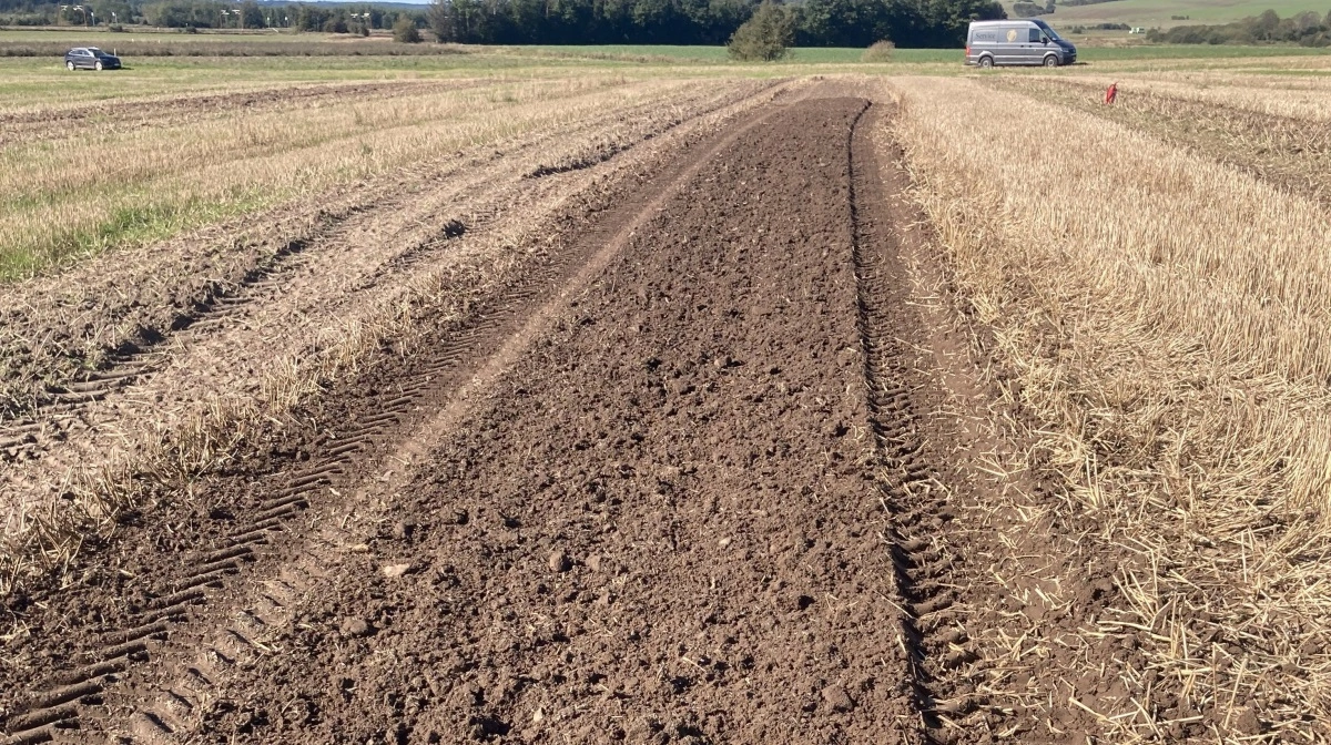 Når forkulningsprocessen er slået til, giver resultatet et billede af en stærk »nulstillingseffekt«, selv om jordbearbejdningen er øverlig. Aarhus Universitet arbejder med at kortlægge effekter og konsekvenser af behandlingen. Foto: Balling-Bro