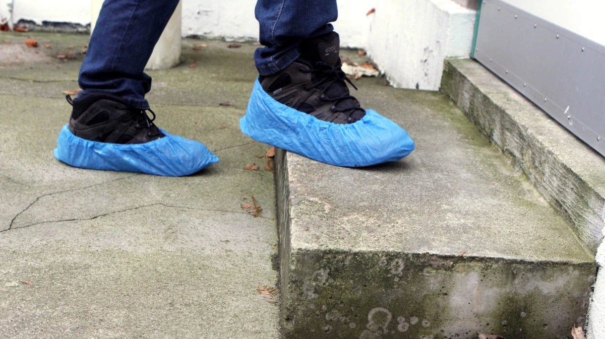 For nogle år siden gik ukendte personer uden tilladelse ind i Claus Bruun Jørgensens svinestald. Besøget blev afsløret, da overtrækssko som disse, var blevet efterladt i stalden. Arkivfoto