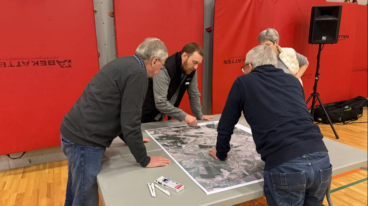 Kort og arealer var omdrejningspunktet, da lodsejere blev inviteret til orienteringsmøde om et muligt lavbundsprojekt nær Hanstholm. Projektet kan blive et af de største vådområdeprojekter i Danmark. Foto: Thisted Kommune