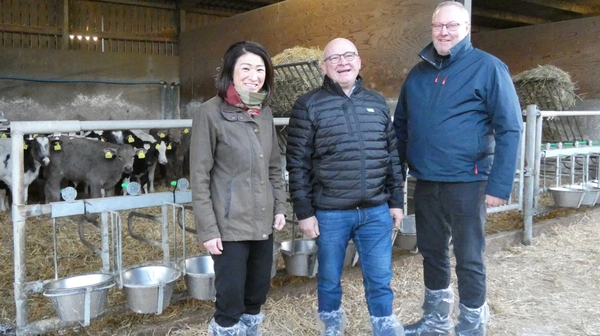 Et samarbejde mellem Seges Innovation, LVK og VikingDanmark skal bygge bro mellem avl, management, forskning og implementering gennem forsknings- og udviklingsprojekter inden for både slagtekalve og småkalve af malkekvægsracerne. Her ses fra venstre Lisbeth Henricksen, CEO i Seges Innovation, Anders Peter Jensen, formand for LVK og Anders Levring, bestyrelsesformand for VikingDanmark. Pressefoto