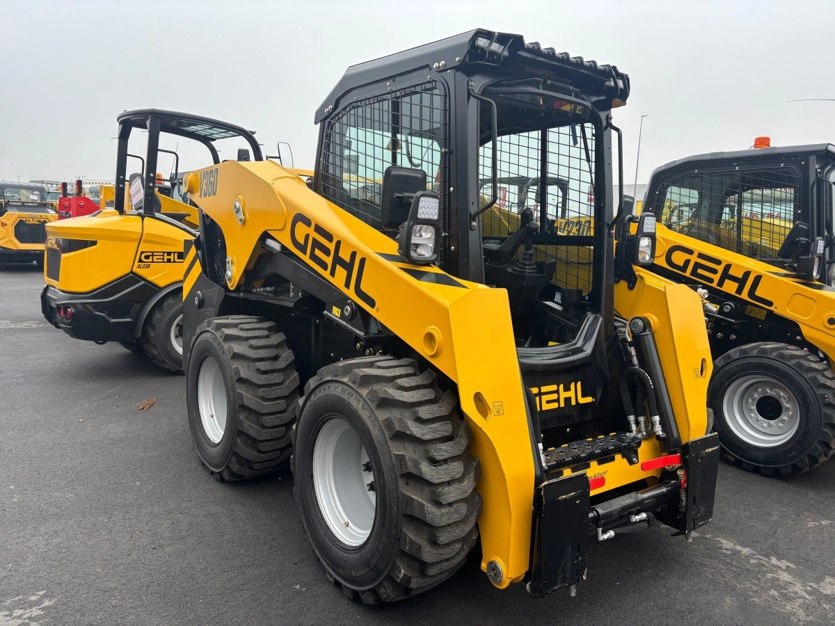 De store Gehl-læssere fås både med dæk og med bælteundervogn i versionerne 325, 335 og 360 med fornavnet V eller VT, hvor T markerer, at der er tale om bælteundervogn. 