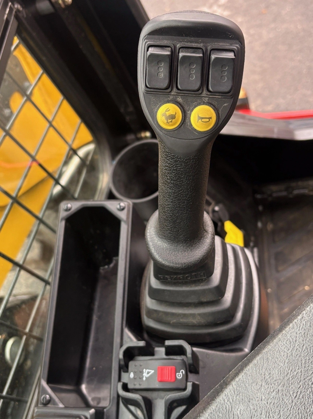 Maskinerne er ikke udstyret med elektrisk forstyring, men direkte hydraulisk styring via joysticket. Det giver ifølge importøren en mere præcis føling under kørsel. 