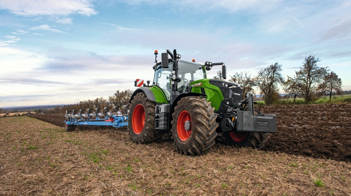 Fendt Vario 728 under arbejde i marken. Modellen er en del af Fendts 700-serie, som i 2025 bidrog til, at Fendt igen blev det mest solgte traktormærke i Tyskland også i et år, hvor det samlede marked for nye traktorer gik tilbage. Foto: Fendt
