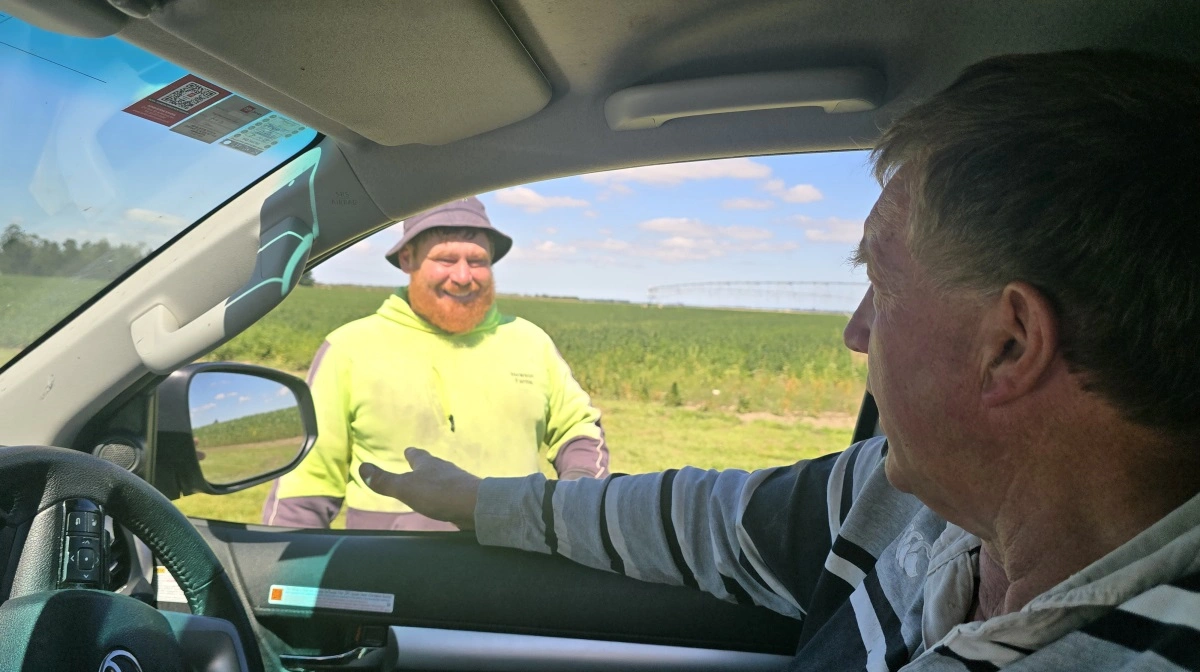 Ejer Ross Hewson (i bilen) drøfter maskinstoppet med Wayne Teddy, der er logistikchef på farmen.