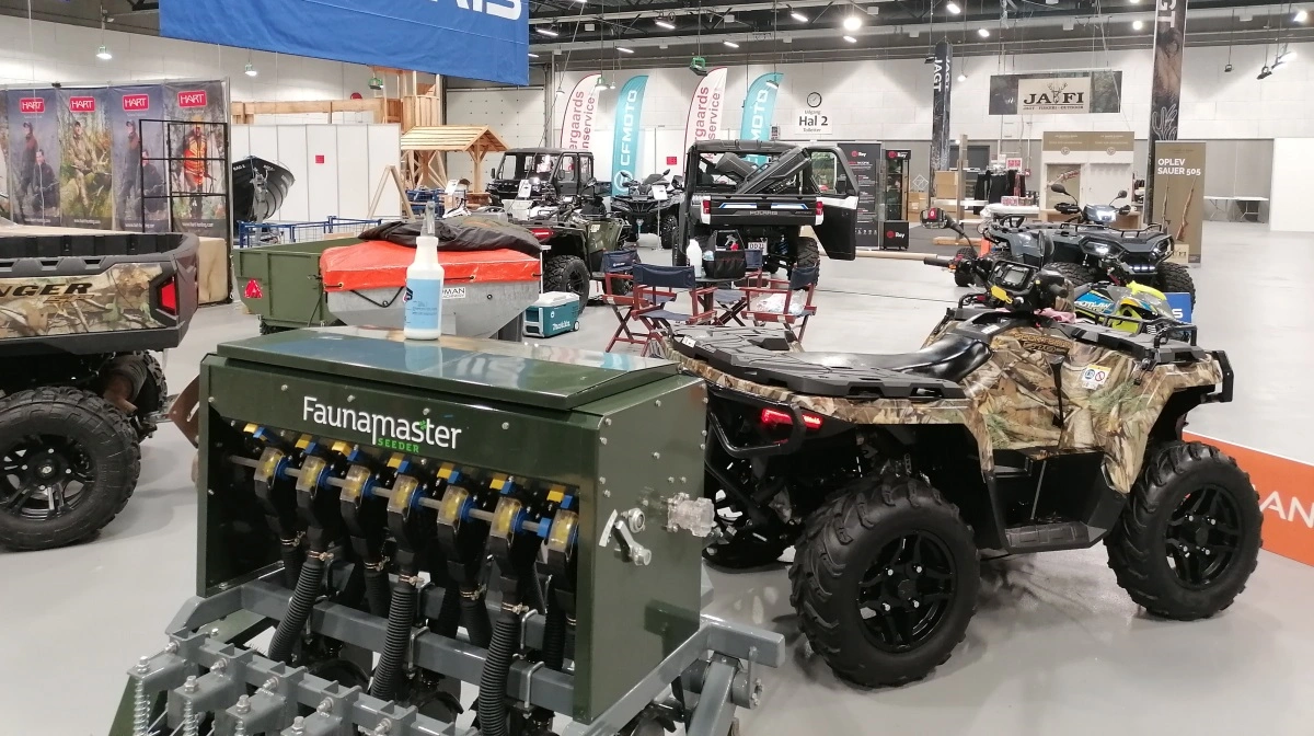 Blandt de 96 udstillerne er der både leverandører af jagt- og outdoorudstyr, optik, beklædning og fodtøj samt fiskegrej, jagttårne, ATV’er. Derudover deltager 16 firmaer med jagt- og outdoorrejser.