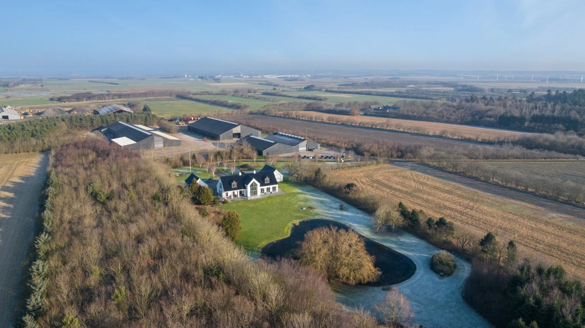 I løbet af 47 år har Laurids Erik Andersen opbygget et landbrug med maskinstation og 605 hektar jord. Men nu er jorden solgt til Naturstyrelsen, mens huset, det ses her, også er sat til salg. Foto: Frejs Landbrug & Projektudvikling