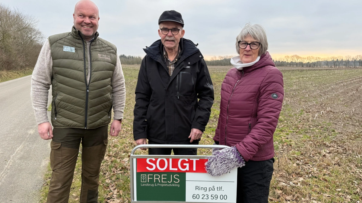Det har været vigtigt for Laurids Erik Andersen, at handlen med Naturstyrelsen har betydet, at det lokale landbrug kan komme videre, blandt andet med jordfordelingsprojekter. Her ses han sammen med konen Eva og Finn Pedersen, ejer af Frejs Landbrug og Projektudvikling (til venstre). 