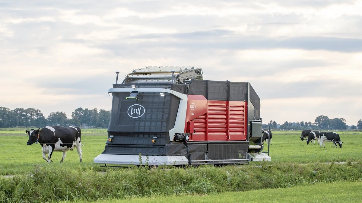 Lely Exos er en robot, der selv høster og udfodrer frisk græs, som måske er et betydeligt vigtigere foderemne i fremtiden trods de udfordringer der er ved fodring med frisk græs. Fotos: Niels Damsgaard Hansen