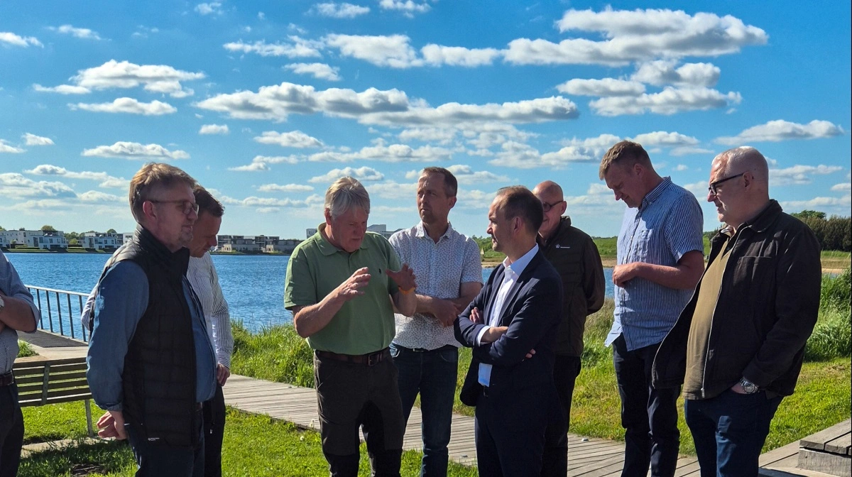 Sidste år var trepartsminister Jeppe Bruus (S) på besøg i de 23 lokale treparter for at høre på de overvejelser, der var lokalt. Men selv om treparterne for længst har lavet de planer, der skal drive den grønne omstilling, er der stadig udfordringer i myndighedsbehandlingen. Arkivfoto: Henning K. Andersen