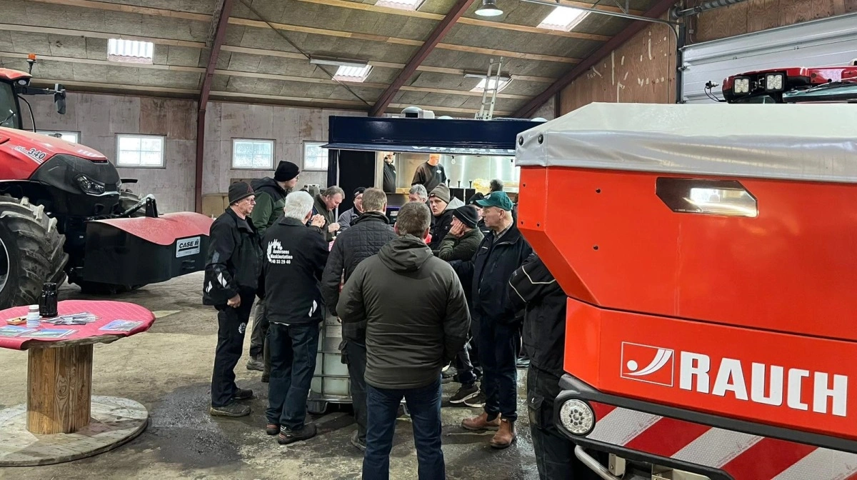 Uformelle rammer og god dialog prægede åbent hus-arrangementet i Rudkøbing, hvor Flemløse Maskinforretning mødte kunderne på Langeland ansigt til ansigt. Med maskinerne som samlingspunkt blev der sat fokus på den direkte Case IH-forhandling, hvor Flemløse fremover står for både salg, service og support på Langeland og øerne. Privatfoto