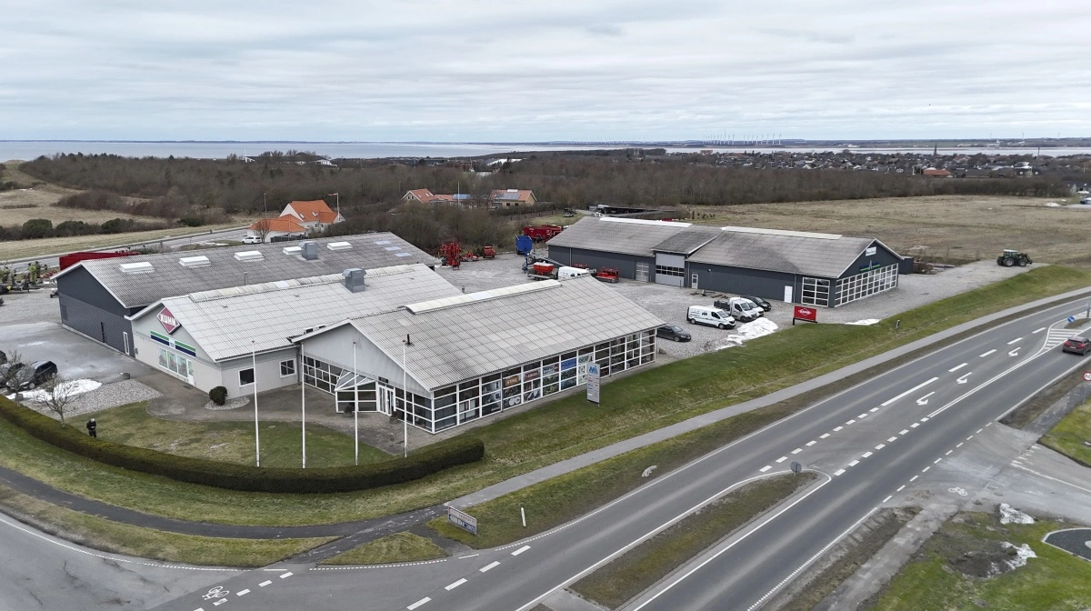 Med Limfjorden i baggrunden ligger Midtfjord Agro lige i udkanten af Løgstør. Oprindeligt etablerede Gunner Jensen sin maskinforretning her i 1992, og med sammenlægningen med J. Haldrup A/S inde i byen blev Midtfjord Agro en realitet i 2005. Siden er maskinforretningen udvidet ad flere omgange.