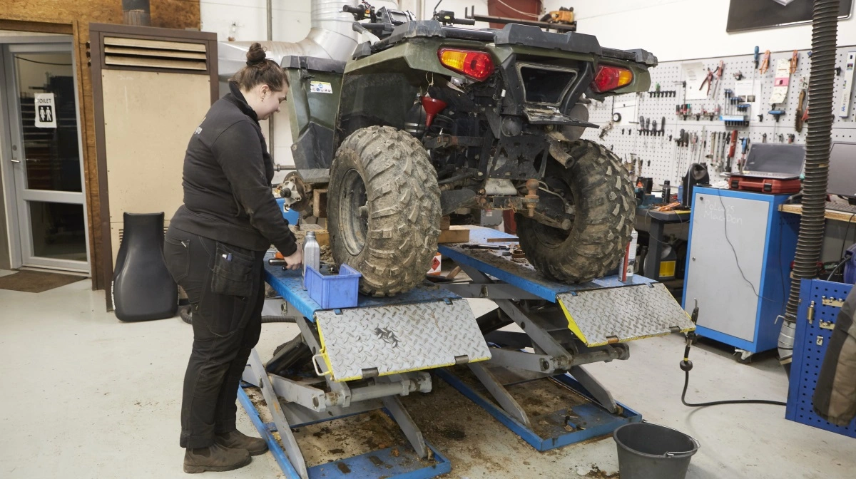 18 medarbejdere er beskæftiget hos Midtfjord Agro i Løgstør og Randers. På billedet lærlingen Astrid Frederiksen.