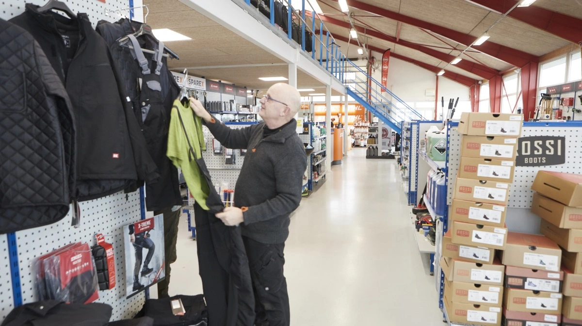 Kim B. Kristensen i butikken med alle daglige fornødenheder til landbrugsbedriften. For år tilbage var der lejemål af lokalet for en cykelforretning.