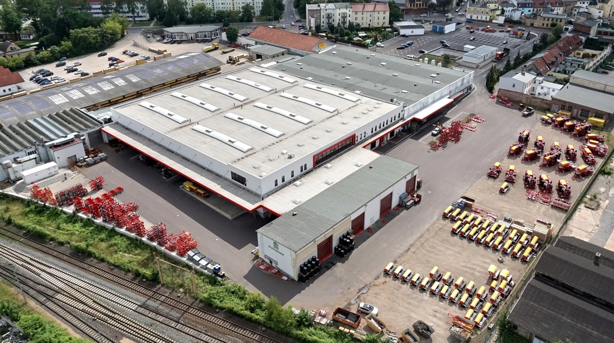 Pöttingers fabrik i Bernburg i det østlige Tyskland har siden 2001 været centrum for koncernens satsning på såteknik. Anlægget fungerer i dag både som produktions- og udviklingscenter og har været det faste holdepunkt i opbygningen af et selvstændigt forretningsben inden for såmaskiner fra mekaniske løsninger til pneumatisk og præcisionssåning. Pressefoto