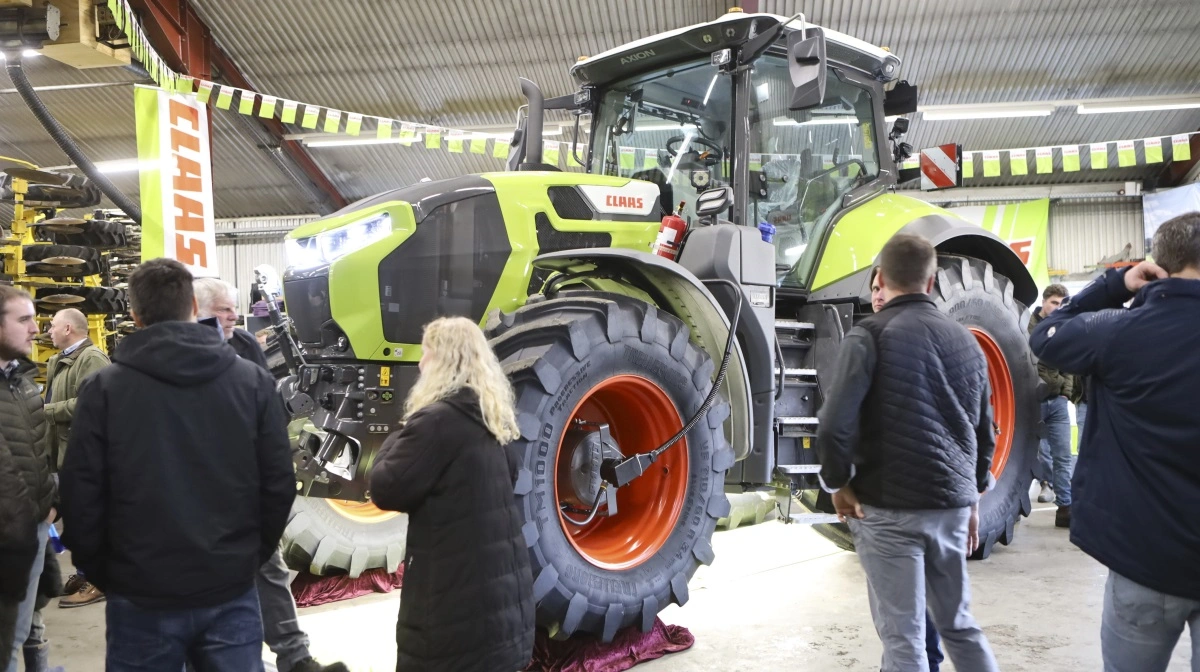Årets traktor 2026, Claas Axion 9.450, var i bogstavelig forstand det store trækplaster ved åbent hus-dagen i lørdags hos Danish Agro Machinery Ringe, hvor ikke mindre end 1.800 landmænd, entreprenører og øvrige maskininteresserede fra nær og fjern var mødt frem. Foto: Erik Hansen