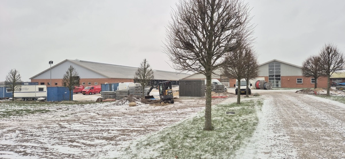 Der er håndværkere overalt. I løbet af maj forventer Andreas Haugaard at kunne malke ind ved de 18 nye malkerobotter.