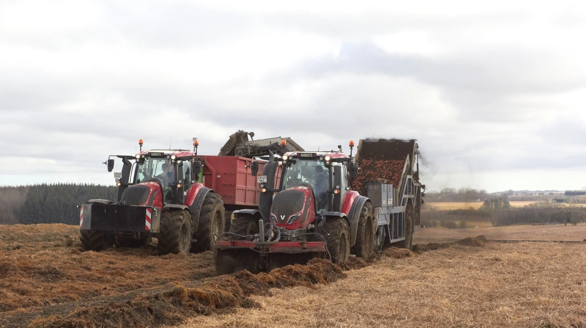 Hos DanRoots har man 38 Valtra-traktorer - langt størstedelen er T-modeller. Der udskiftes cirka fem traktorer om året i et jævnt flow. Arkivfoto: Tenna Bang