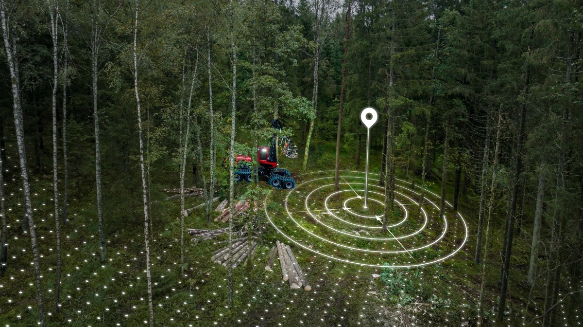 Smart Forestry bygger på præcise positionsdata og digitale kort, som gør det muligt at planlægge, udføre og dokumentere skovarbejdet mere nøjagtigt. Komatsu-maskiner registrerer arbejdet løbende og giver entreprenøren et solidt datagrundlag for både drift og efterfølgende rapportering. Pressefotos