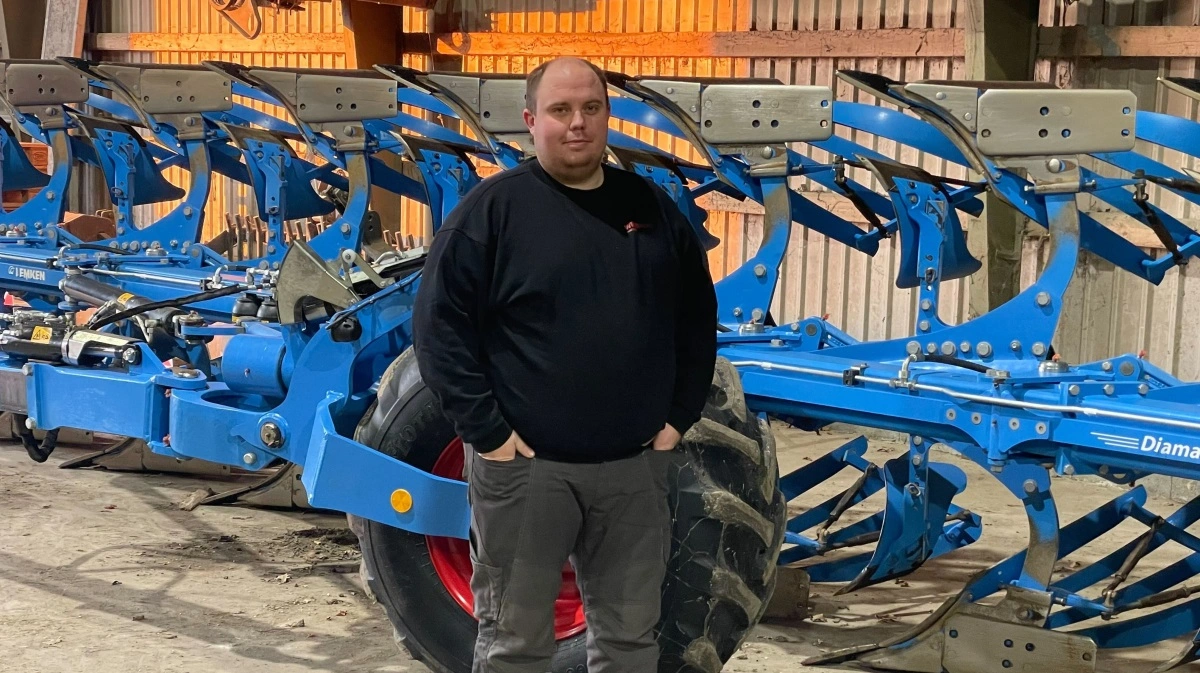 - I de 14 år jeg har været medlem af LU, har vores region aldrig afholdt et pløjestævne. Nu skal vi være værter for både DM i Pløjning og et landsdelstraktortræk. Men jeg er typen, der godt kan lide en udfordring og møde nye mennesker og få et samarbejde til at spille. Så det bliver sjovt at prøve, siger Morten Enok. Foto: LandboUngdom