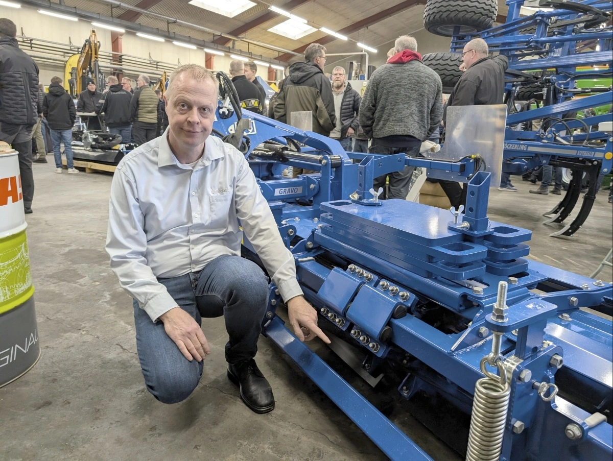 Den danske repræsentant for Köckerling, Mikael Nielsen, præsenterede det helt nye 6,1 meters Gravo knivvalse-redskab.