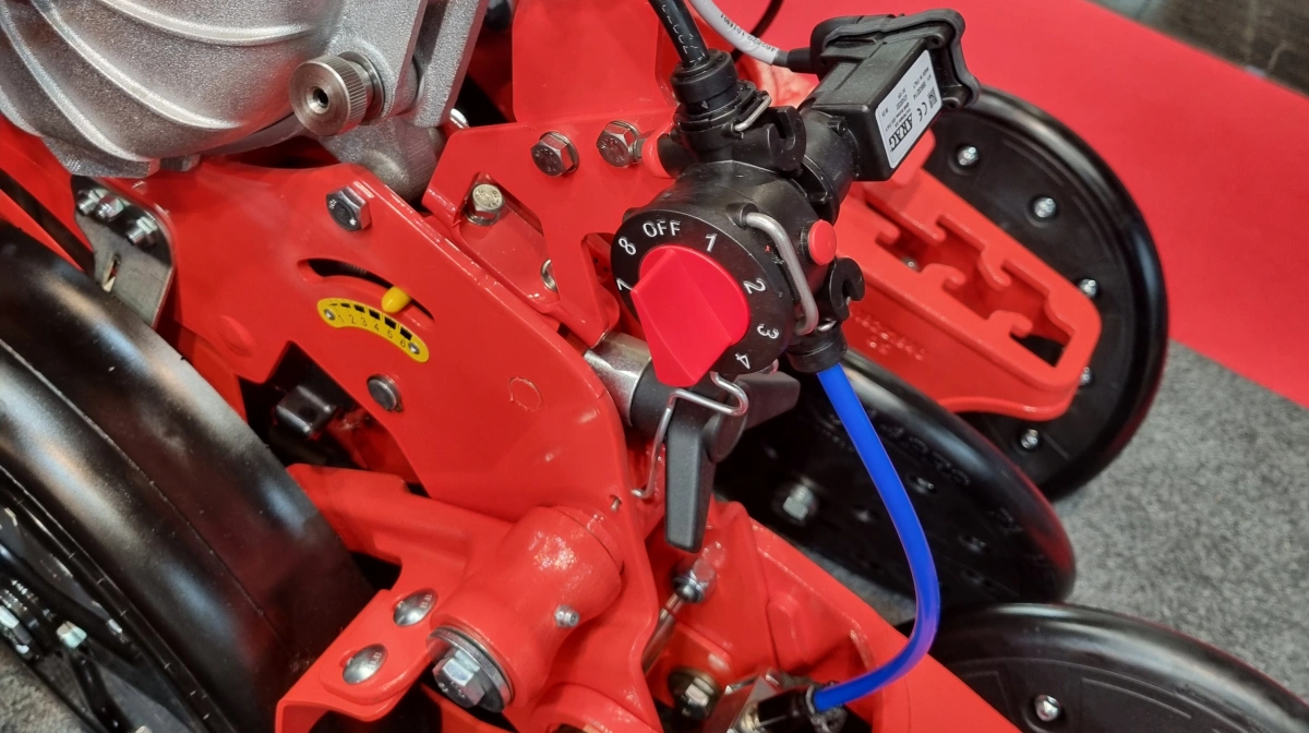 Ottetrins-regulatoren sikrer, at man nemt og hurtigt kan ændre i tildelingsmængden som her på en enkornssåmaskine.