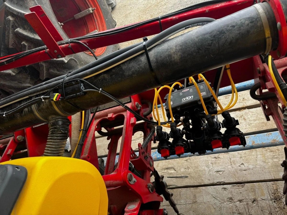 Doseringsniveauet kan indstilles på rækkeniveau eller lukkes helt. Enheden har indbygget et rigtigt drypstop, så efterdryp i forageren helt undgås. 