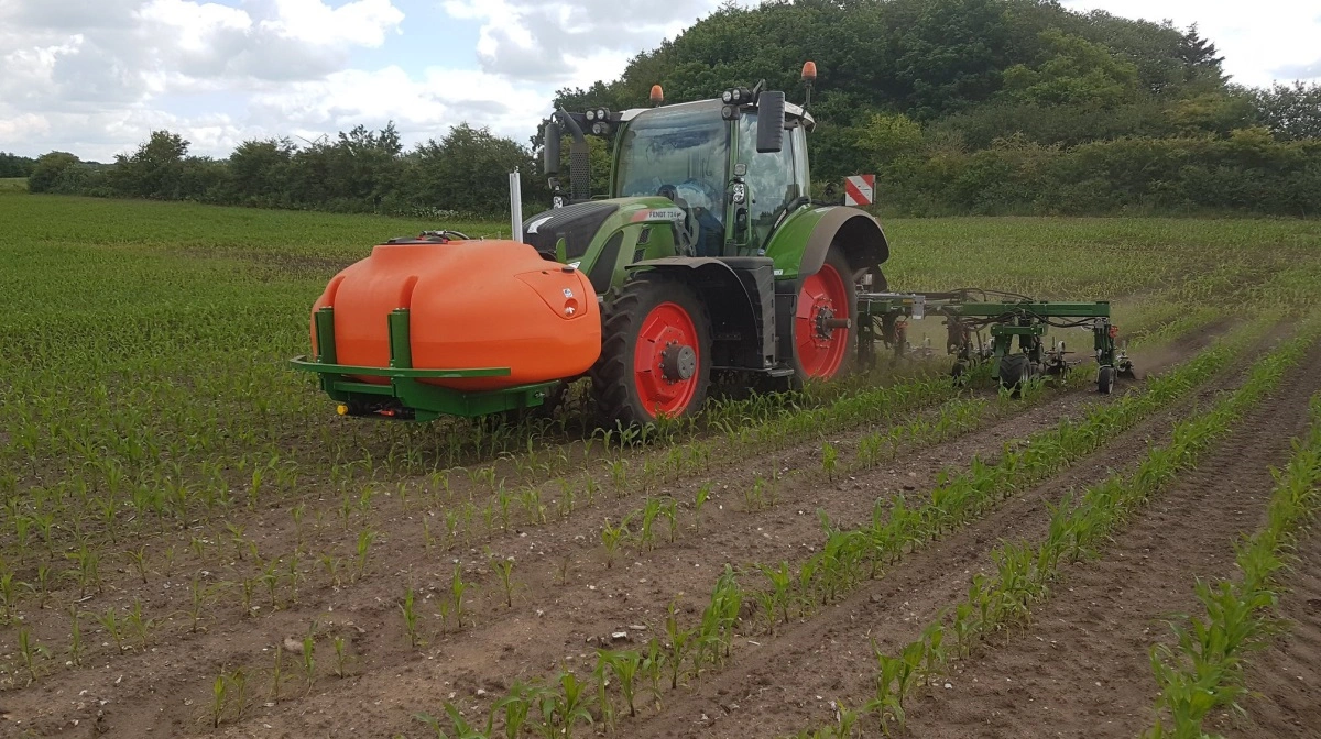 Ved at anvende PWM-teknologi kan man opnå kurvekontrol samt variabel tildeling og sektionskontrol på rækkeniveau. For eksempel ved sengødskning i forbindelse med radrensning i majs som her.