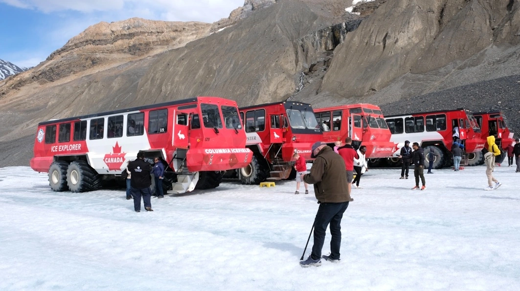 Der er inkluderet en køretur med en af disse kæmper, som kører os op på en imponerende gletscher.