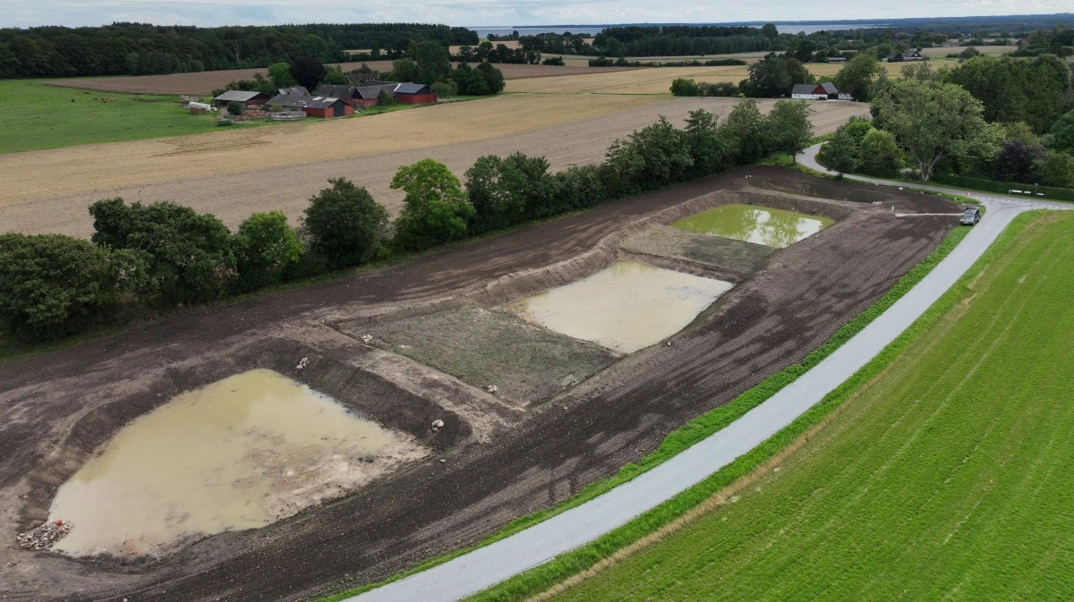 I 2021 begyndte arbejdet med det 0,34 hektar store minivådområde, der ligger perfekt afgrænset mellem vej og hegn. Foto: Cecilie Larsen