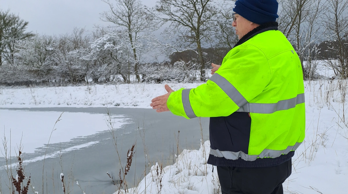 - Jeg vil klart anbefale andre at lave et minivådområde. Det giver god mening at rense sit drænvand, før det når vandmiljøet. Og så er det fantastisk for dyrelivet, siger Anders Jørgensen på en sneklædt vinterdag. Foto: Cecilie Larsen