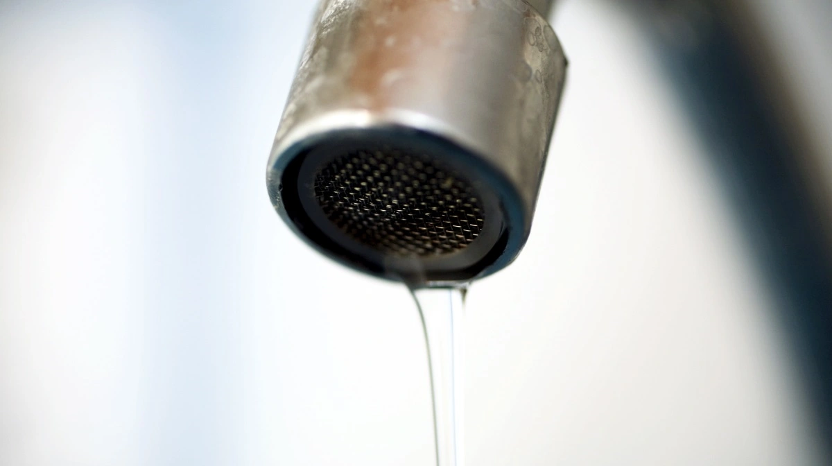 Drikkevandsrapporten konkluderer, at et forbud mod sprøjtemidler i grundvandsområder er den billigste løsning. Men nu viser offentliggjort korrespondance, at der har været faglig uenighed om regnestykket. Foto: Colourbox