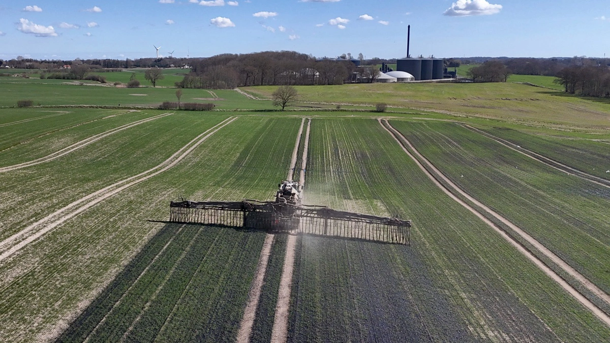 »Indholdet af kvælstof, ammonium, fosfor og tørstof svinger markant, og landmændene står ofte uden pålidelige analyser til at planlægge gødskningen efter. Mange må derfor »arbejde i blinde«, hvilket kan føre til over- eller undergødskning og tabte udbytter«, skriver Jørgen Tørnæs. Arkivfoto