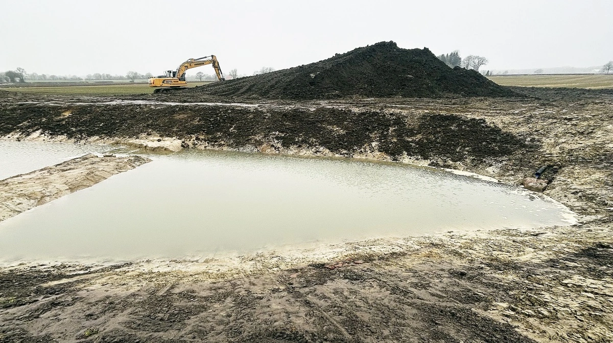 Gravemaskinerne arbejder i disse uger på etableringen af minivådområde nummer 99 i det syd og sønderjyske. Foto: Spiras