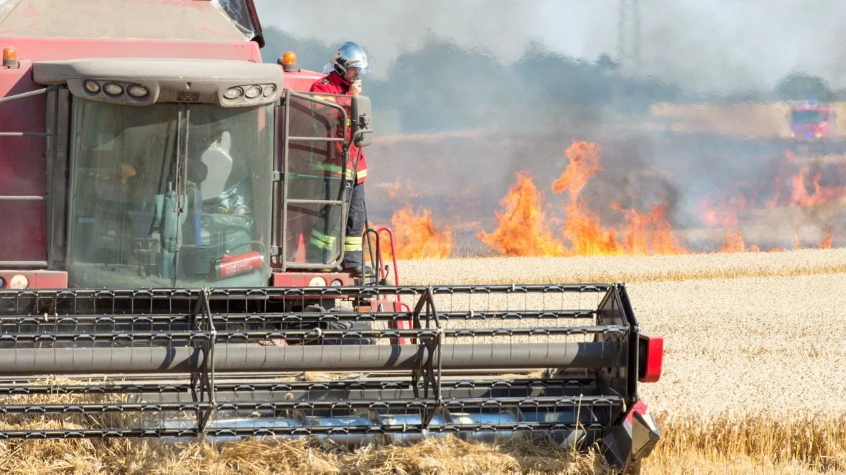 Der er mange gode råd til at forhindre maskin- og markbrande. Et helt konkret råd fra LMO handler om at anskaffe sig en stor løvblæser til rengøringen. Foto: Colourbox.